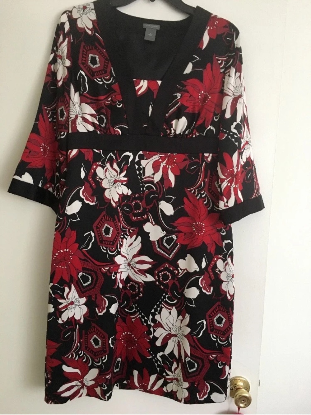 Ann Taylor Black Red White Floral V-Neck Dress size 6